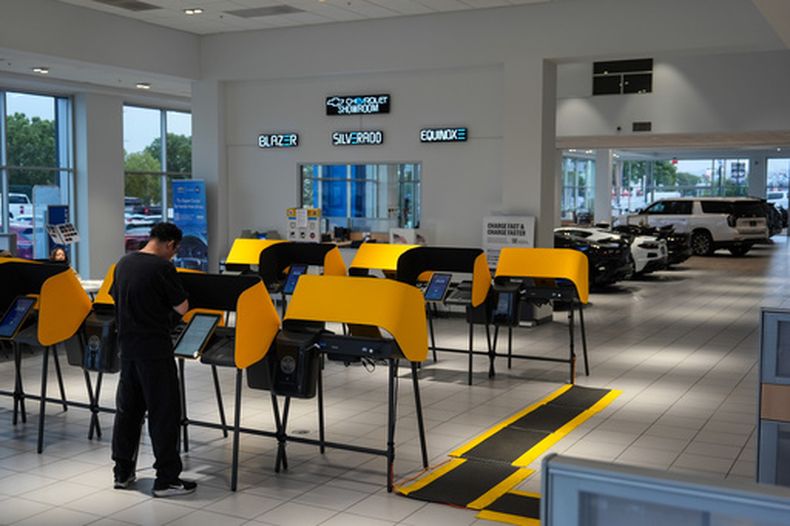 Una persona en un centro de votación instalado dentro de un concesionario Chevrolet en la Ciudad de Industry, California, el 2 de junio de 2026. (Foto AP/Jae C. Hong)