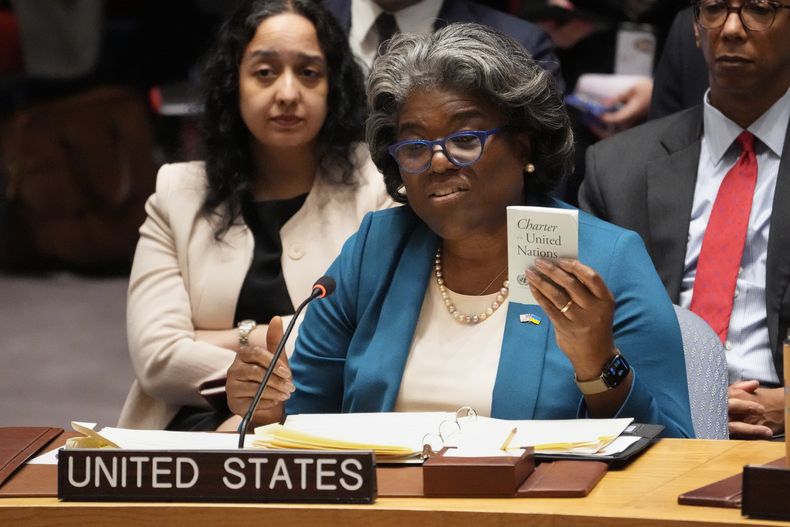 Linda Thomas-Greenfield, embajadora de Estados Unidos ante la ONU, sostiene una copia de la carta de las Naciones Unidas durante una reunión del Consejo de Seguridad, el lunes 24 de abril de 2023, en la sede de las Naciones Unidas. (AP Foto/John Minchillo)