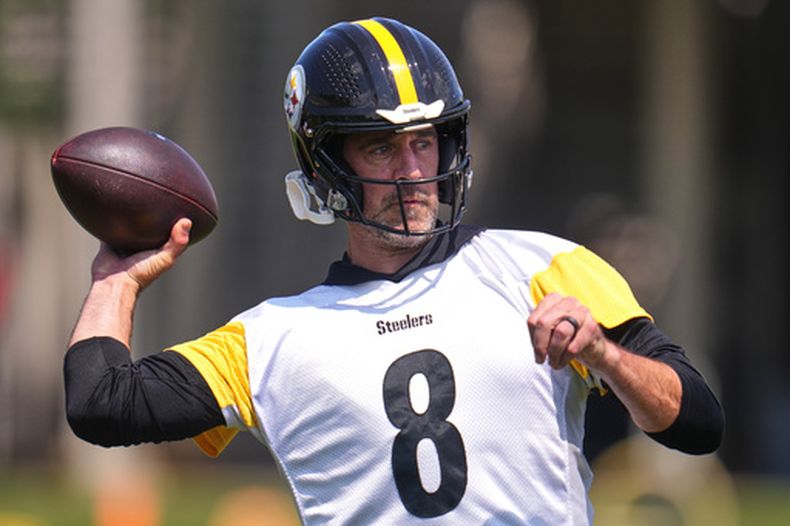 El quarterback de los Steelers de Pittsburgh Aaron Rodgers participa en los entrenamientos voluntarios del equipo el lunes 18 de mayo del 2026. (AP Foto/Gene J. Puskar)