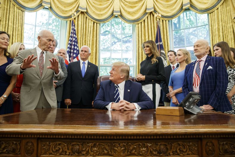 AMN-CIE_APOLO_11-ANIVERSARIO-TRUMP-0.jpg