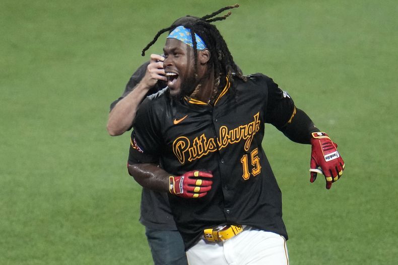 El dominicano Oneil Cruz de los Piratas de Pittsburgh, festeja luego de batear el sencillo de la victoria sobre los Cardenales de San Luis, el miércoles 3 de julio de 2024 (AP Foto/Gene J. Puskar)