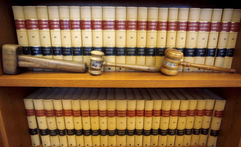 Mazos y libros de derecho en un librero el 14 de julio de 2010 en San Francisco, California. (Foto AP/Jeff Chiu, Archivo)