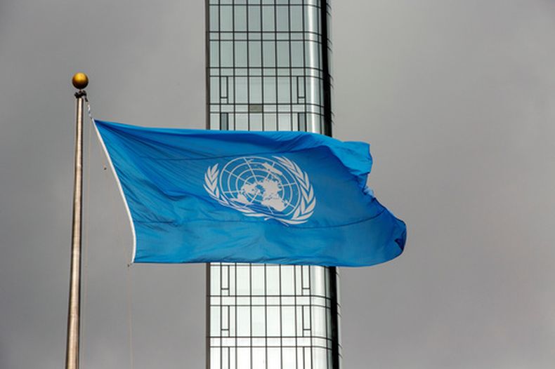 ARCHIVO – La bandera de la ONU ondea en un día tormentoso en la sede del organismo, durante la Asamblea General de las Naciones Unidas, el 22 de septiembre de 2022. (AP Foto/Ted Shaffrey, Archivo)