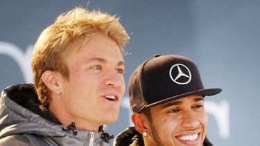 americateve | Los pilotos de Mercedes, Nico Rosberg, izquierda, y Lewis Hamilton, participan de una actividad promocional el s&aacute;bado, 29 de noviembre de 2014, en Stuttgart, Alemania. (AP Photo/Michael Probst)
