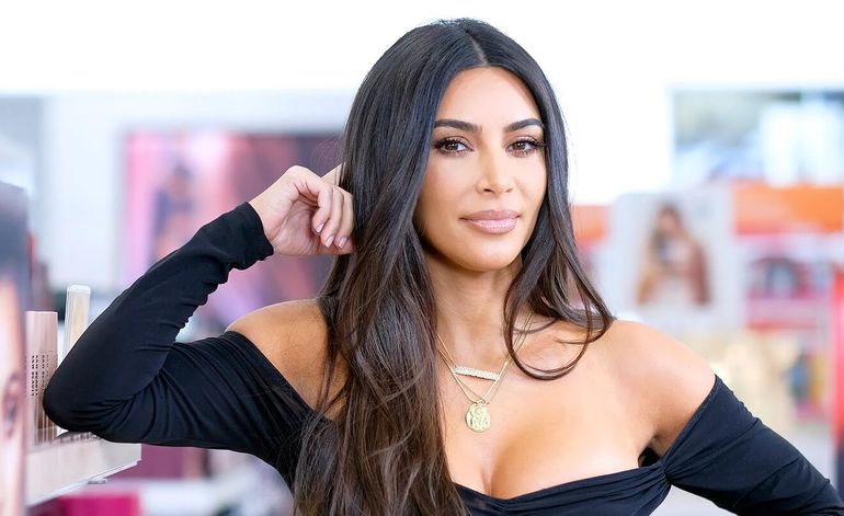 Kim Kardashian pone a Instagram de cabeza con atrevidas fotos