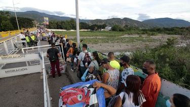 guatemala deporta a 21 migrantes de diferentes paises, la mayoria venezolanos