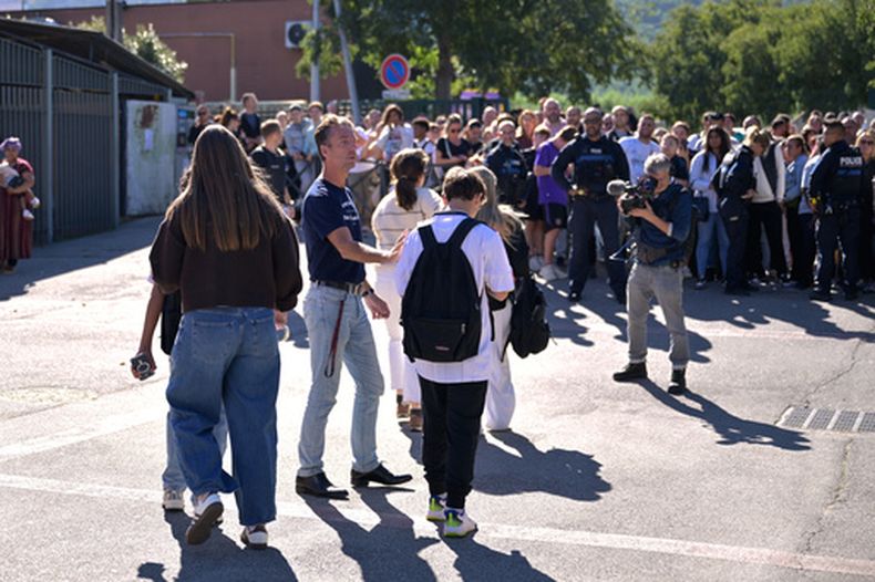 Policías evacuan a estudiantes de la secundaria Joseph Lakanal después de que un alumno de 14 años abrió fuego dejando 2 heridos, en Aubagne, Francia, el 12 de octubre de 2026. (Foto AP/Philippe Magoni)