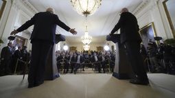 El presidente Donald Trump y el primer ministro israelí Benjamin Netanyahu hablan durante una rueda de prensa en la Sala Este de la Casa Blanca, el martes 4 de febrero de 2025, en Washington. (AP foto/Alex Brandon)