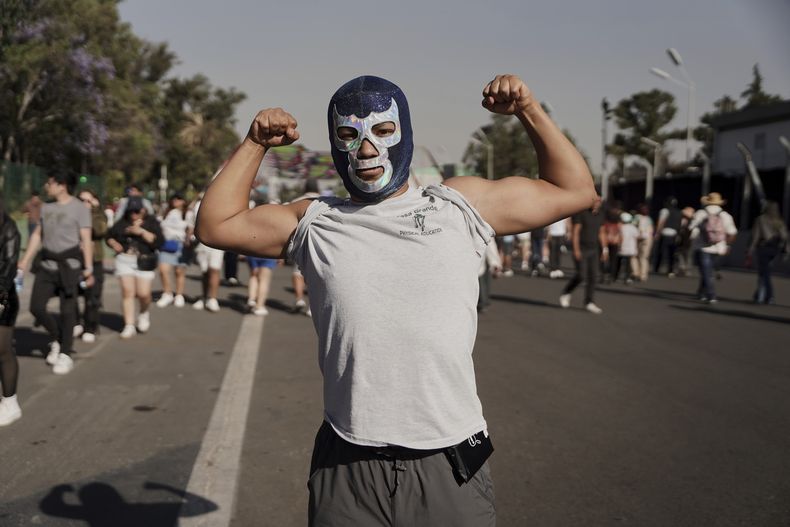 Un fan con una máscara de luchador posa en la 25ª edición del festival de música Vive Latino en la Ciudad de México, el sábado 15 de marzo de 2025. (Foto AP/Aurea Del Rosario)