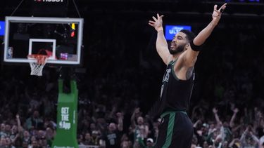 El alero de los Celtics de Boston Jayson Tatum celebra después de que su equipo se puso al frente en el marcador en el juego 5 de la semifinales de la Conferencia Este ante los Cavaliers de Cleveland el miércoles 15 de may del 2024. (AP Foto/Charles Krupa)