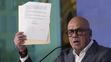 El líder de la Asamblea Nacional, Jorge Rodríguez, sostiene un documento firmado por el excandidato presidencial opositor Edmundo González durante una conferencia de prensa en el palacio legislativo en Caracas, Venezuela, el miércoles 18 de septiembre de 2024. Rodríguez presentó el jueves 19 de septiembre de 2024 una serie de pequeños fragmentos de audio en los que asegura que se escucha hablar a González y con los que pretendía mostrar que no fue coaccionado por las autoridades como afirmó el exdiplomático. (AP Foto/Ariana Cubillos)