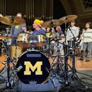 El baterista de los Red Hot Chili Peppers, Chad Smith, actúa con la Banda de Marcha de Michigan en el Auditorio Hill del campus de la Universidad de Michigan el domingo 2 de noviembre de 2025, en Ann Arbor, Michigan. (Foto AP/Mike Householder)
