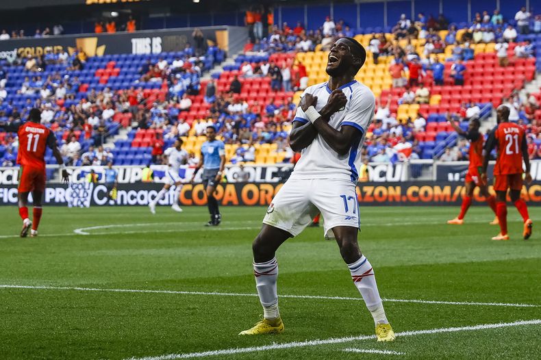 José Fajardo celebra tras marcar el primer gol de Panamá en la victoria 2-1 ante Martinica durante el segundo tiempo del partido de la Copa de Oro, el viernes 30 de junio de 2023, en Harrison, Nueva Jersey. (AP Foto/Eduardo Muñoz Álvarez)