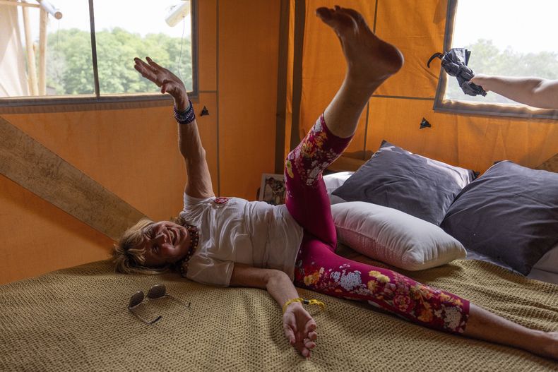 Beverly Cookie Grant prueba su tienda de campaña de lujo en el Centro para las Artes Bethel Woods, sede de la Feria de Arte y Música de Woodstock, el viernes 14 de junio de 2024 en Bethel, Nueva York. (Foto AP/Julia Nikhinson)
