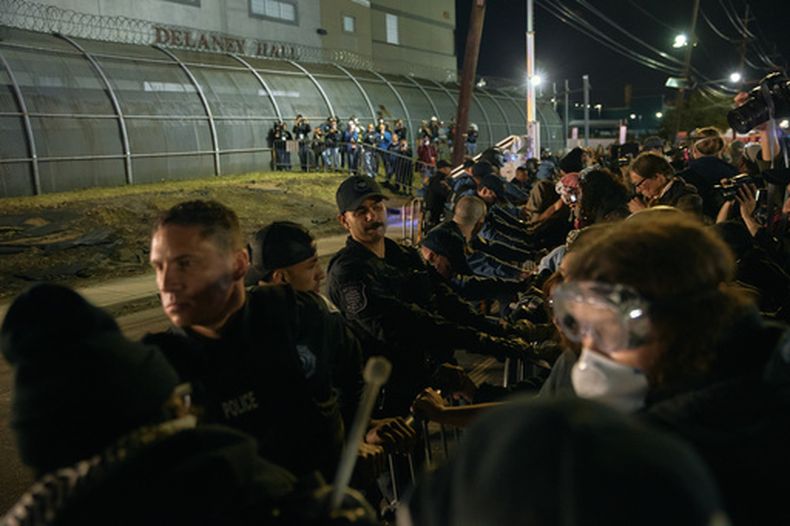 ARCHIVO - La policía intenta contener a los manifestantes que empujan las vallas frente al centro de detención Delaney Hall, durante una protesta contra el traslado de detenidos y las políticas federales de inmigración, el 30 de mayo de 2026, en Newark, Nueva Jersey. (AP Foto/Andres Kudacki, archivo)