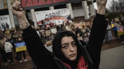Una mujer alza un cartel durante una protesta en Kiev, Ucrania, el domingo 24 de marzo de 2024, para exigir la liberación de los defensores de la planta acerera Azovtal de Mariupol que siguen presos en Rusia. (AP Foto/Enric Marti)