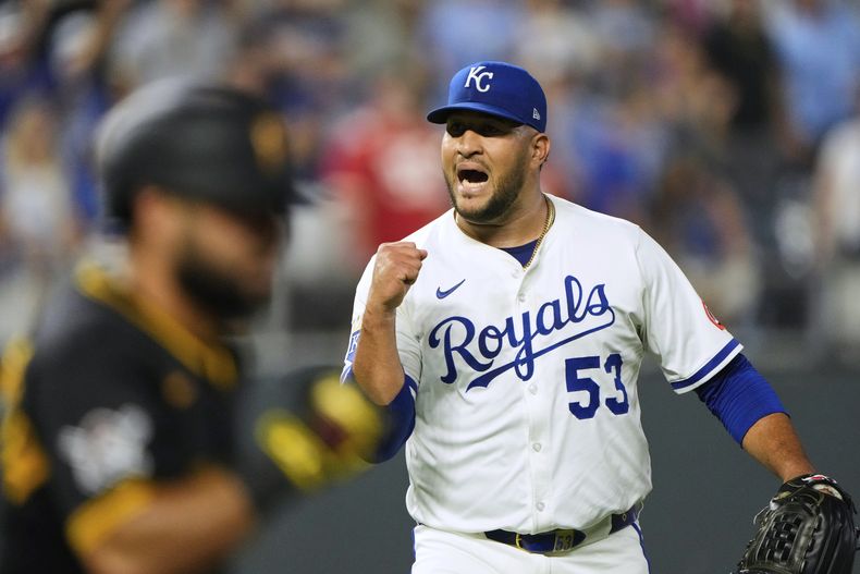 El relevista de los Reales de Kansas City Carlos Estevez celebra tras el encuentro ante los Piratas de pittsburgh el miércoles 9 de julio del 2025. (AP Foto/Charlie Riedel)