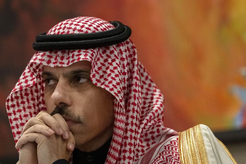 El ministro saudí de Asuntos Exteriores, el príncipe Faisal bin Farhan, asiste a una rueda de prensa sobre la guerra entre Israel y Hamás el viernes 8 de diciembre de 2023, en Washington. (AP Foto/Jacquelyn Martin)