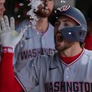 Dylan Crews, de los Nacionales de Washington, celebra después de batear un jonrón durante la quinta entrada del juego de béisbol de Grandes Ligas contra los Atléticos, el domingo 19 de julio de 2026, en West Sacramento, California. (AP Foto/Sara Nevis)