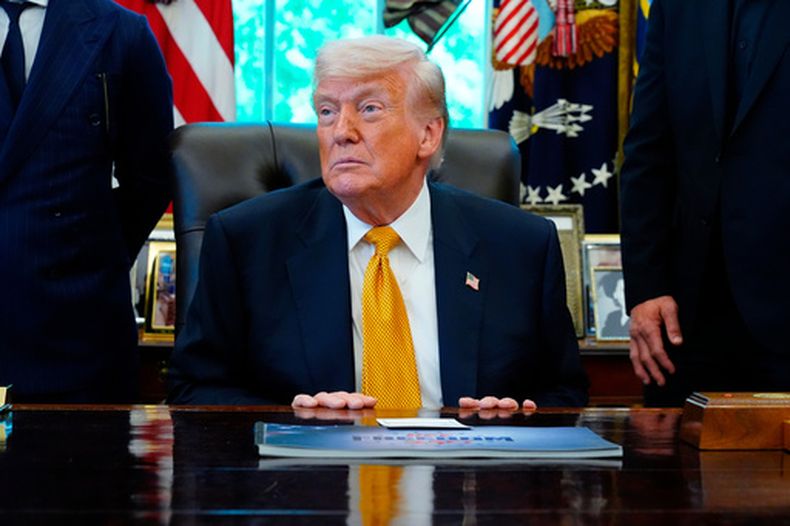 El presidente Donald Trump recibe a peleadores de la UFC en el Despacho Oval de la Casa Blanca, el miércoles 6 de mayo de 2026, en Washington. (AP Foto/Jacquelyn Martin)