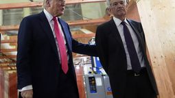 El presidente Donald Trump (izq) con el presidente de la Reserva Federal Jerome Powell en una visita a la sede de la institución en Washington el 24 de julio del 2025. (AP foto/Julia Demaree Nikhinson)