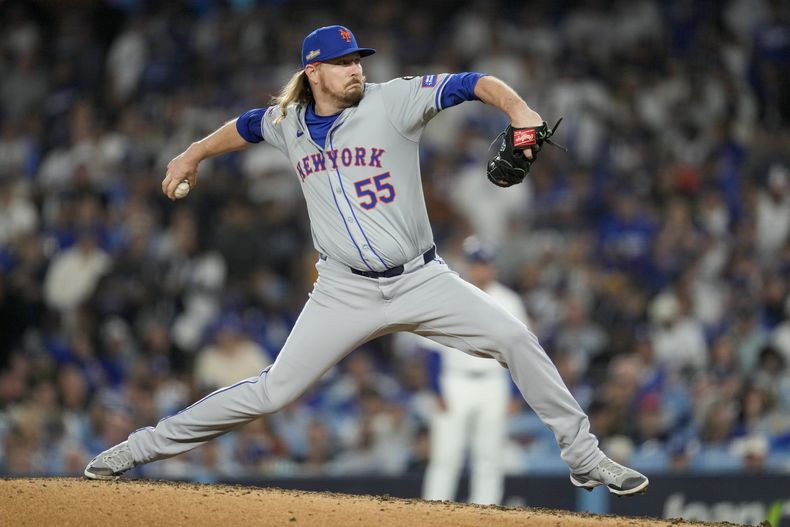 ARCHIVO - El relevista de los Mets de Nueva York Ryne Stanek lanza ante los Dodgers de Los Ángeles en el sexto juego de la serie de campeonato de la Liga Nacional, en Los Ángeles. (AP Foto/Ashley Landis)