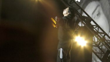 El cantante mexicano Milton de la Rosa de la banda Latin Mafia durante su concierto en el Coca-Cola Flow Fest en la Ciudad de México, el sábado 25 de noviembre de 2023. (Foto AP/Berenice Bautista)