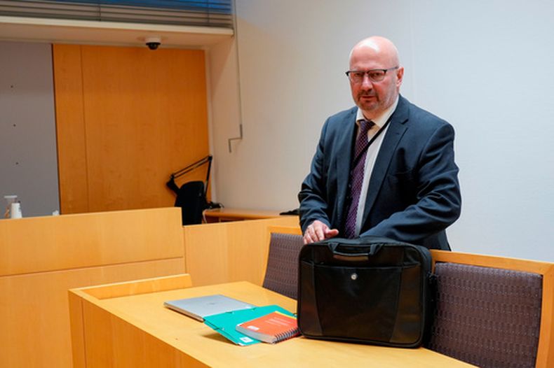 ARCHIVO - El fiscal de policía Thomas Blom llega a la sala del tribunal antes de la audiencia de detención de una persona sospechosa de espiar para China, en Oslo, martes 2 de julio de 2024.(Terje Bendiksby/NTB Scanpix vía AP, Archivo)