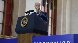 ARCHIVO - El presidente Joe Biden habla sobre la economía, 28 de junio de 2023, en el Viejo Correo en Chicago. (AP Foto/Evan Vucci, File)
