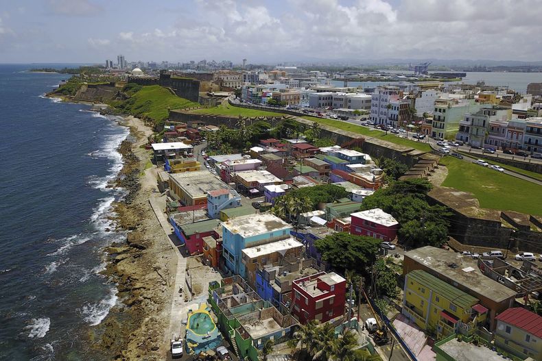ARCHIVO - Vista aérea del barrio costero de La Perla, en San Juan, Puerto Rico, el 25 de agosto de 2017. (AP Foto/Ricardo Arduengo, archivo)