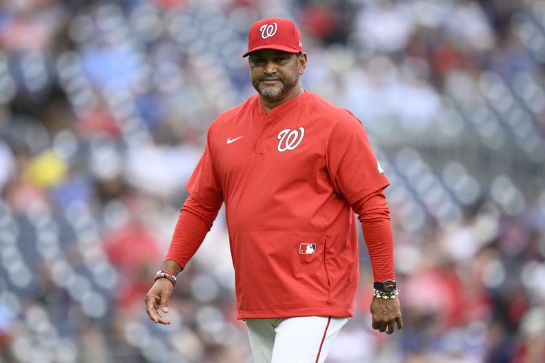 El puertorriqueño Dave Martínez, manager de los Nacionales de Washington, vuelve a la cueva durante el duelo del domingo 8 de junio de 2025, ante los Rangers de Texas (AP Foto/Nick Wass)