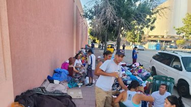 venezolanos llevan cuatro dias en las calles de el paso, a la espera de autobuses a nueva york