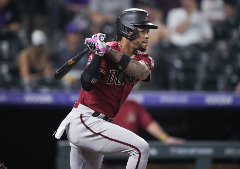 El dominicano Ketel Marte de los Diamondbacks de Arizona observa su sencillo remolcador de dos carreras ante los Rockies de Colorado en el noveno episodio del partido en Denver. Martes 15 de agosto de 2023. (AP Foto/David Zalubowski)