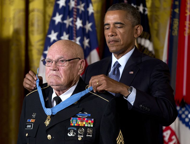 El presidente Barack Obama coloca la Medalla de Honor al sargento mayor retirado del Ej&eacute;rcito Bennie G. Adkins, en el Sal&oacute;n Este de la Casa Blanca, el lunes 15 de septiembre de 2014, en Washington.&nbsp;(Foto AP/Carolyn Kaster)