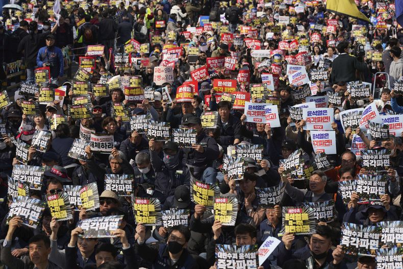 Una multitud grita consignas durante un mitin para exigir que el presidente surcoreano Yoon Suk Yeol sea destituido, cerca de la Corte Constitucional el viernes 4 de abril de 2025, en Seúl, Corea del Sur. (AP Foto/Lee Jin-man)