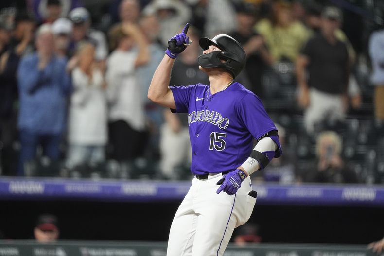 Hunter Goodman, de los Rockies de Colorado, hace un gesto mientras llega al plato después de conectar un jonrón solitario ante el lanzador relevista de los Diamondbacks de Arizona, Blake Walston, en la séptima entrada el martes 17 de septiembre de 2024, en Denver. (AP Foto/David Zalubowski)