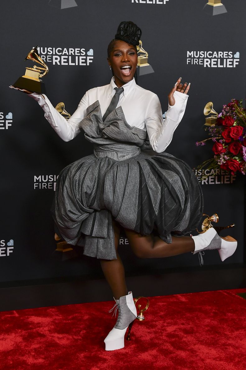 Doechii posa en la sala de prensa con el premio al mejor álbum de rap por Alligator Bites Never Heal durante la 67ª entrega anual de los Grammy el domingo 2 de febrero de 2025 en Los Ángeles. (Foto Richard Shotwell/Invision/AP)