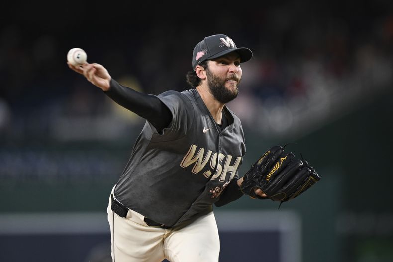 ARCHIVO - El lanzador de los Nacionales de Washington, Trevor Williams, lanza durante la primera entrada de contra los Filis de Filadelfia, el viernes 27 de septiembre de 2024, en Washington. (AP Foto/Terrance Williams, Archivo)
