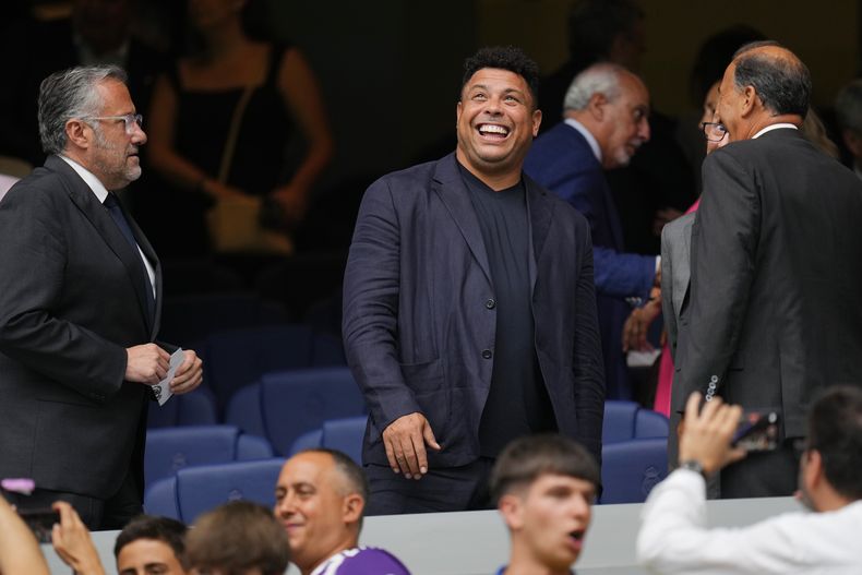 ARCHIVO - Ronaldo Nazario acude al partido de la Liga española entre Real Madrid y Valladolid, el 25 de agosto de 2024, en Madrid. (AP Foto/Manu Fernández)