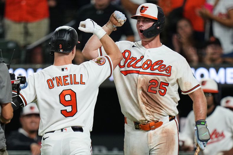 Tyler ONeill, de los Orioles de Baltimore, festeja con su compañero Pete Alonso luego de batear un jonrón en el duelo ante los Angelinos de Los Ángeles, el martes 4 de agosto de 2026 (AP Foto/Stephanie Scarbrough)