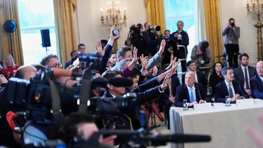 El presidente de EEUU, Donald Trump, responde a preguntas de los medios de comunicación durante una reunión con ejecutivos petroleros en la Casa Blanca, en Washington, el viernes 9 de enero de 2026. (AP Foto/Alex Brandon)