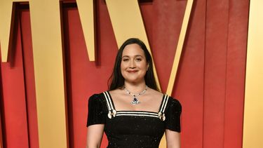 Lily Gladstone llega a la fiesta de Vanity Fair tras los Oscar el domingo 10 de marzo de 2024, en el Centro Wallis Annenberg para las Artes Escénicas en Beverly Hills, California. (Foto Evan Agostini/Invision/AP)