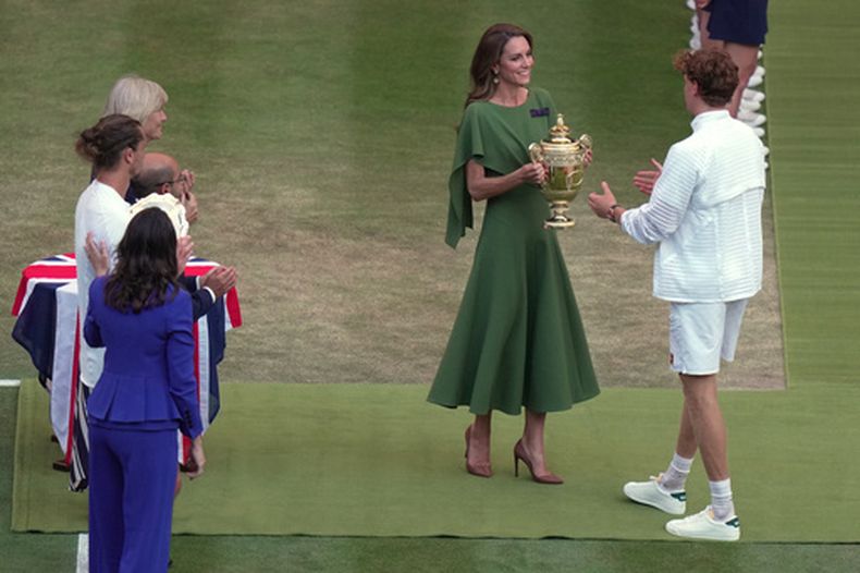 La princesa Kate entrega el trofeo de campeón al italiano Jannik Sinner después de que derrotara al alemán Alexander Zverev en la final del torneo masculino del Campeonato de Tenis de Wimbledon, el domingo 12 de julio de 2026, en Londres. (AP Foto/Brian Inganga)