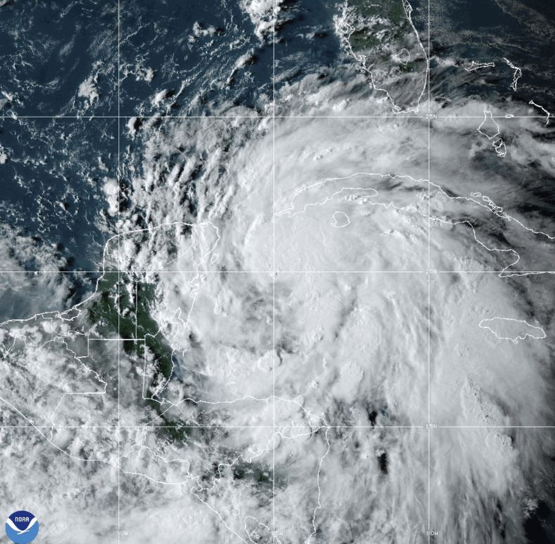 Esta imagen satelital de la Oficina Nacional de Administración Oceánica y Atmosférica de Estados Unidos (NOAA, por sus siglas en inglés) tomada el martes 24 de septiembre de 2024 a las 6:10 p.m. (hora del Este) muestra a la tormenta tropical Helene frente a la costa de Florida en el Golfo de México, cerca de México y Cuba. (NOAA vía AP)