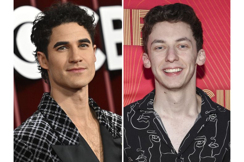 Darren Criss en la 78.ª edición de los Premios Tony en Nueva York el 8 de junio de 2025, a la izquierda, y Andrew Barth Feldman en el séptimo festival anual Elsie Fest en Nueva York el 8 de septiembre de 2024. (AP Photo)