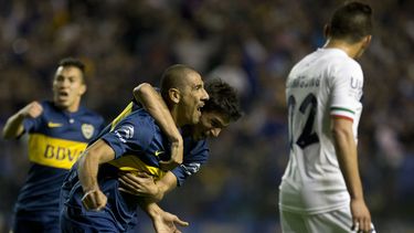 americateve | Daniel D&iacute;az (izquierda) celebra con su compa&ntilde;ero de Boca Juniors, Leandro Mart&iacute;n, luego de anotar ante V&eacute;lez Sarsfield en un encuentro de la liga argentina, disputado el domingo 31 de agosto de 2014 (AP Foto/Eduardo Di Baia)