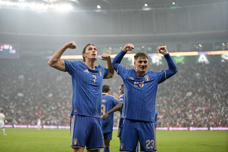 Pio Esposito, izquierda, celebra con su hermano Sebastiano Esposito después de marcar el cuarto gol de Italia durante el partido de fútbol de la Liga de Naciones de UEFA, el lunes 28 de septiembre de 2026. (AP Foto/Khalil Hamra)