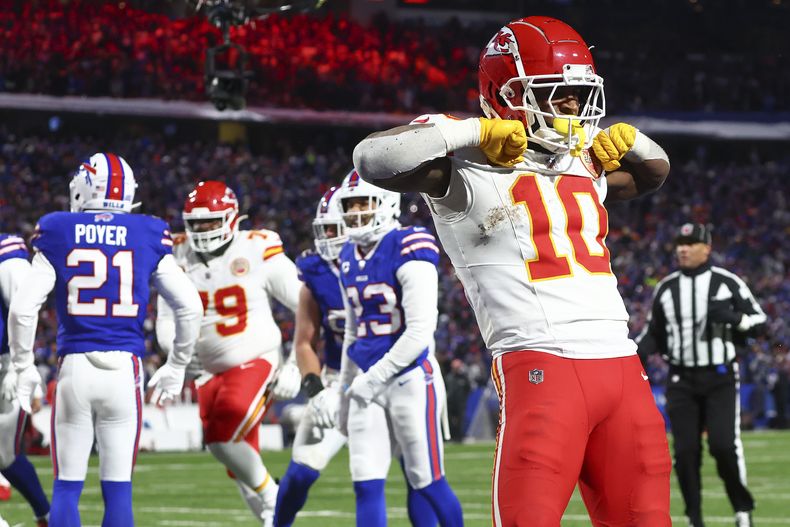 Isiah Pacheco (10), running back de los Chiefs de Kansas City, reacciona después de anotar un touchdown en contra de los Bills de Buffalo durante el cuarto periodo del juego de la NFL en la ronda divisional, el domingo 21 de enero de 2024, en Orchard Park, Nueva York. (AP Foto/Jeffrey T. Barnes)