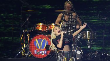 Gwen Stefani (izquierda), de No Doubt, y Adrian Young actúan en el concierto benéfico FireAid, el 30 de enero de 2025, en The Forum, en Inglewood, California. (AP Foto/Chris Pizzello)