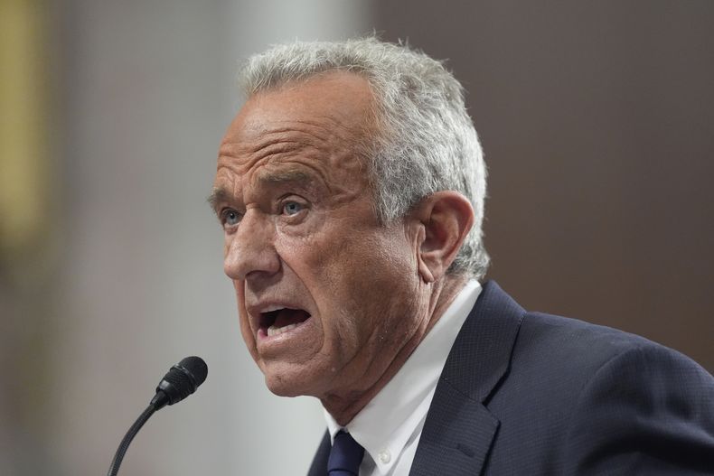 Robert F. Kennedy Jr., nominado por el presidente Donald Trump como secretario de Salud y Servicios Humanos, comparece ante la Comisión de Finanzas del Senado en su audiencia de confirmación en el Capitolio, en Washington, el miércoles 29 de enero de 2025. (AP Foto/J. Scott Applewhite)